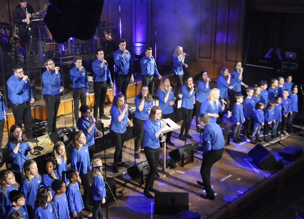 Bei der Bad Kissinger „GospelNight“ füllten drei Chorgruppen den Regentenbau mit Gesang. Foto: Peter Klopf