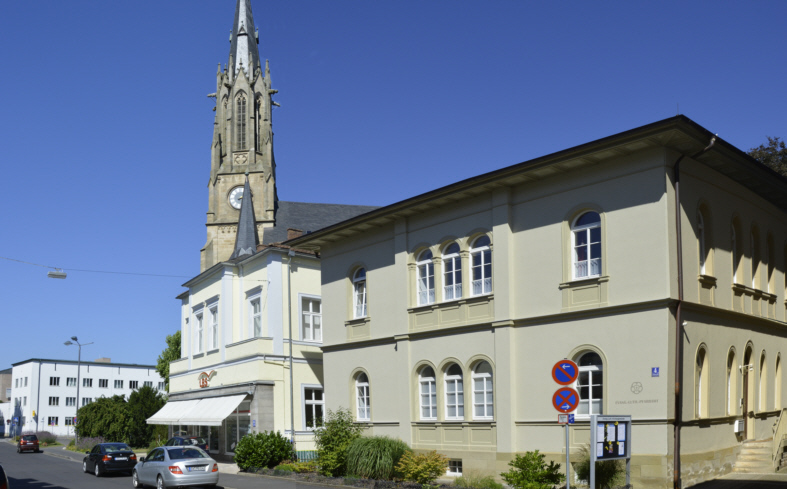 Ev.-Luth Pfarramt - unten: Pfarramtsbüro, oben: Pfarrwohnhung