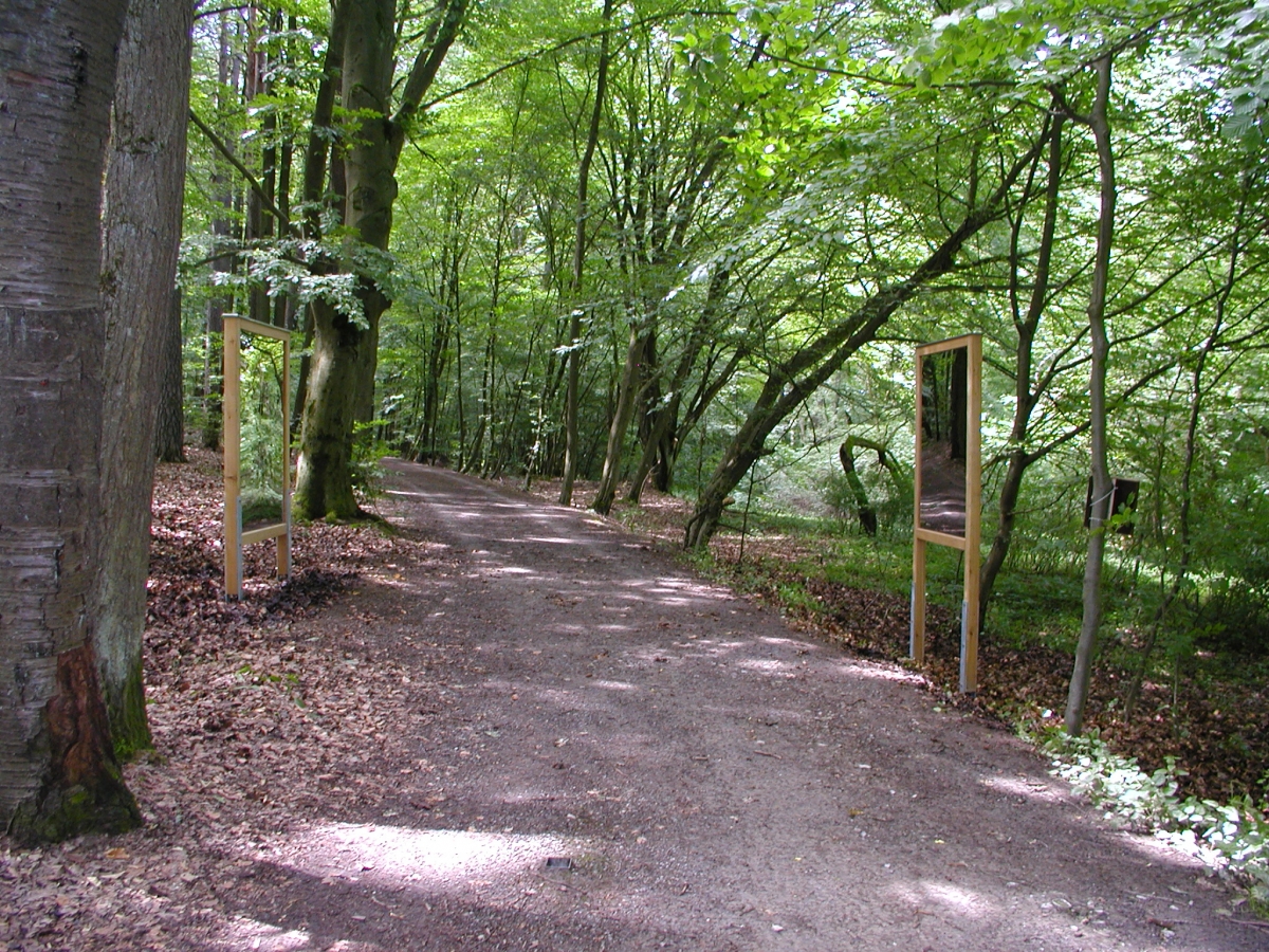 Kunstwerk 01-Spiegelbilder-auf dem Weg der Besinnung in Bad Kissingen, Künstler Helmut Droll, Foto Brigitte Droll
