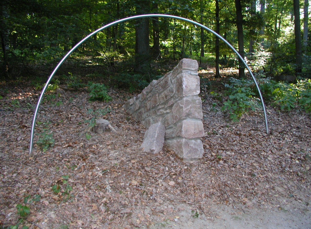 Kunstwerk 09-Mauern-auf dem Weg der Besinnung in Bad Kissingen, Künstler Helmut Droll, Foto Brigitte Droll