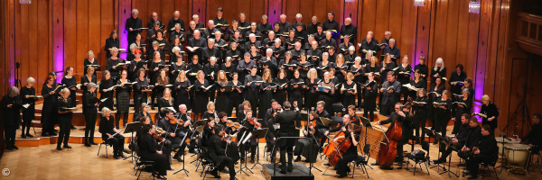 Der große Chor der Kirchengemeinde bei einem Auftritt. Panoramaaufnahme