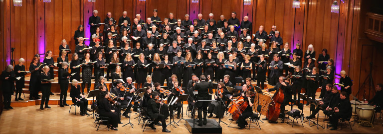 Der große Chor der Kirchengemeinde bei einem Auftritt. Panoramaaufnahme
